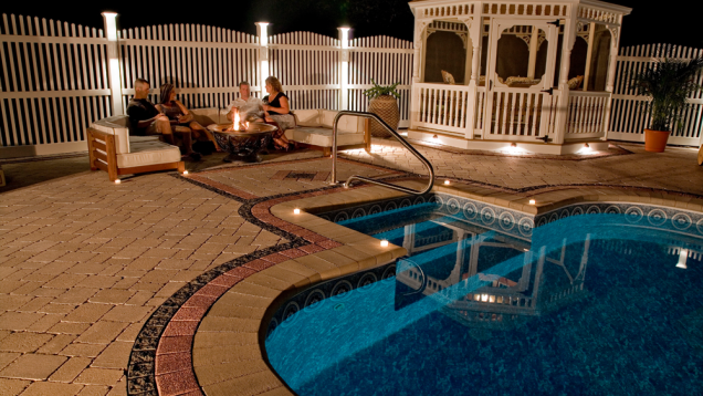 Perfect for any New England evening: seating areas with fireplaces.